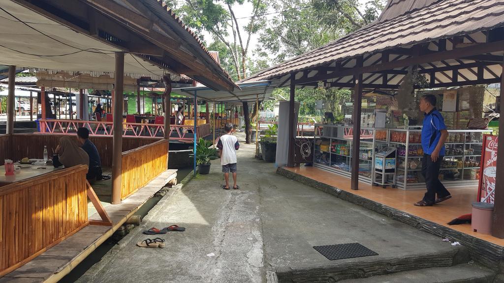 Putri Duyung Guest House Karangpandan Exterior foto